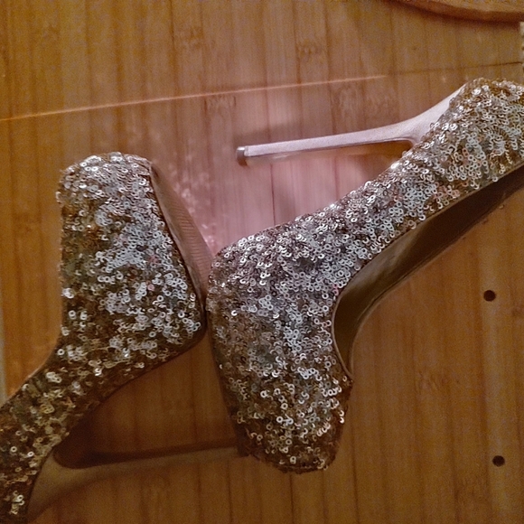 Steve Madden Gold Sequin platform heels - Picture 4 of 16